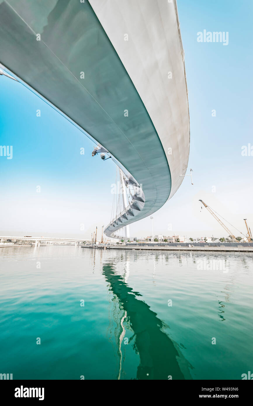 Reflet d'un pont mobile à la surface de l'eau, Dubaï, Dubaï, EAU Du Canal 2018 Janv. Banque D'Images