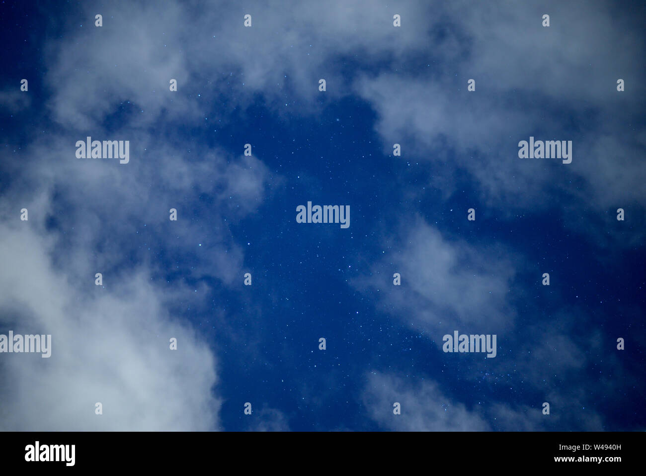Bleu nuit étoiles ciel avec nuages Banque D'Images