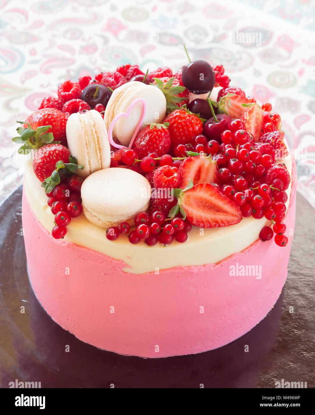 Gateau Aux Fruits D Ete Avec Les Baies Fraiches Photo Stock Alamy Gateau Aux Fruits D Ete Avec Les Baies Fraiches Photo Stock Alamy