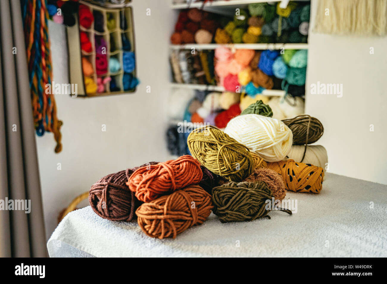 Tas de boules colorées de laine pour le tissage Banque D'Images