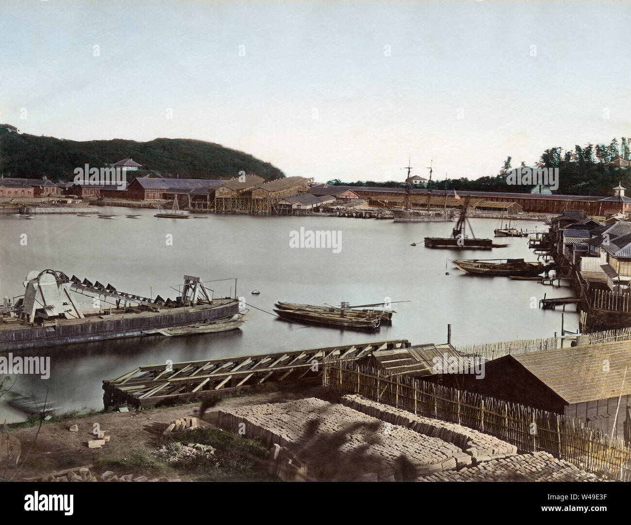 [ 1870 - Japon ] Port Marine Yokosuka - bâtiments de la marine au port de Yokosuka dans la préfecture de Kanagawa. Durant les années 1860 et 1870, le petit village de Yokosuka a été développé comme une base navale moderne par l'ingénieur français François Léonce Verny (フランソワ・レオンス・ヴェルニー , 1837-1908). La base navale de Yokosuka est devenu le premier arsenal moderne au Japon. Aujourd'hui, il abrite la viie flotte et d'une base de la Force navale d'autodéfense du Japon. 19e siècle vintage albumen photo. Banque D'Images