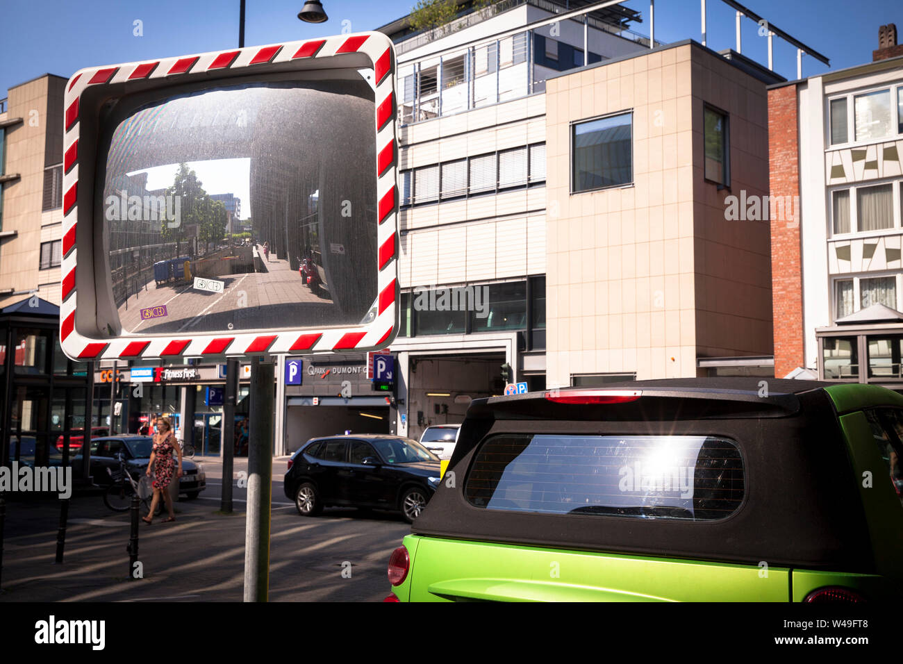 La sécurité de la circulation sur le Neven-Du miroir Mont street, Cologne, Allemagne. Un Verkehrsspiegel Mont-Strasse Neven-Du der, Koeln, Deutschland. Banque D'Images