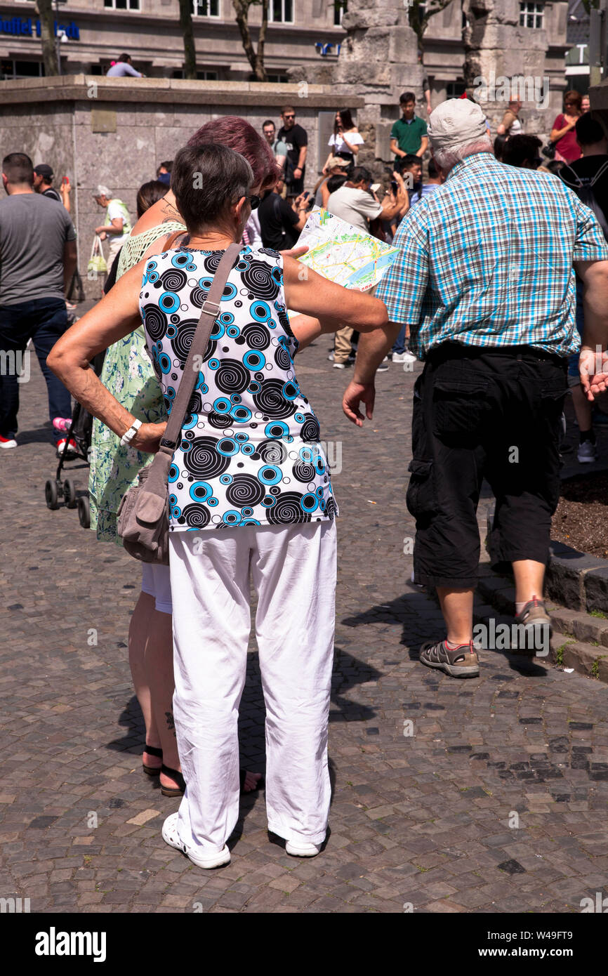Deux femmes près de la cathédrale afficher un plan de ville, Cologne, Allemagne. zwei Frauen nahe der Stadtplan schauen dans dom, Koeln, Deutschland. Banque D'Images