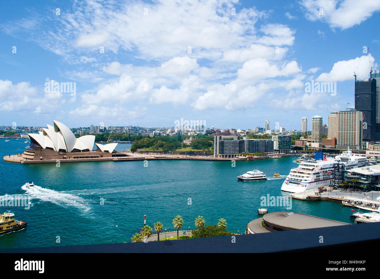 L'opéra de Sydney avec des ferrys en premier plan, extraite du Harbour Bridge Banque D'Images