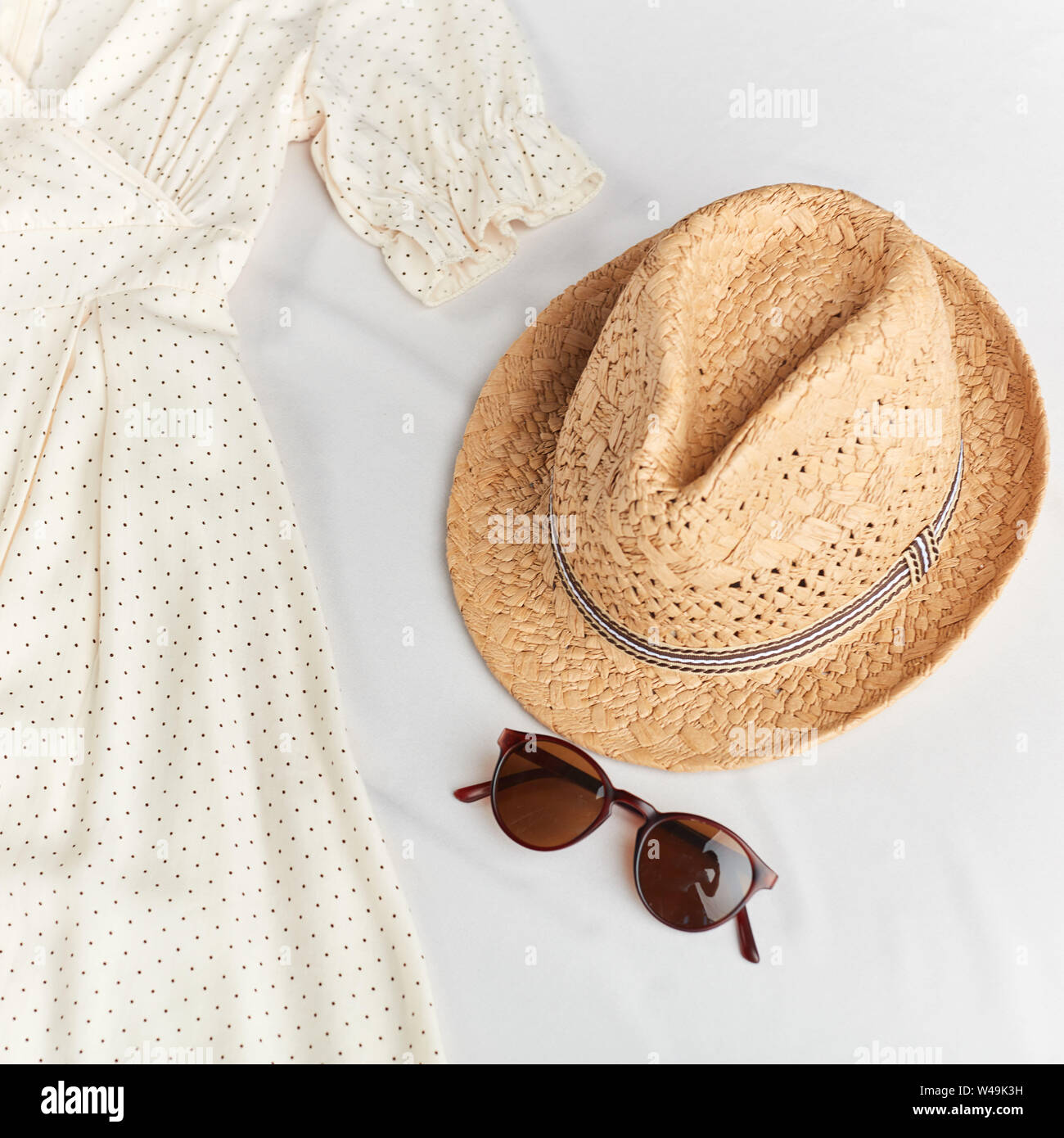 Voyage, Vacances, Voyage concept. les vêtements féminins pour voyage. haut voir photo. beauté concept Banque D'Images