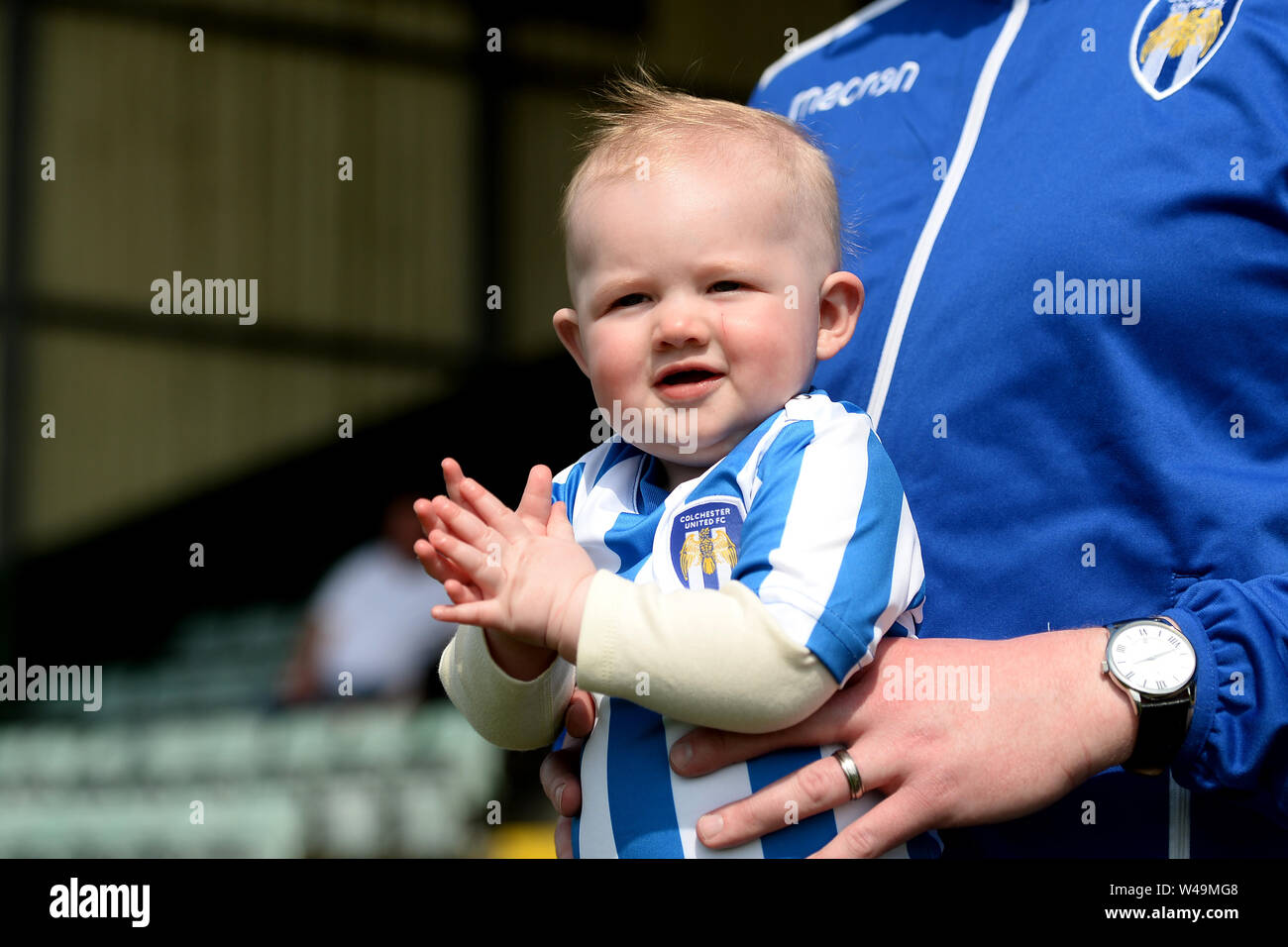 Un jeune fan de Colchester United jouit de la météo - Yeovil Town v Colchester United, Sky Bet League Deux, Huish Park, Yeovil - 22 avril 2019 Editorial N'utilisez que des restrictions s'appliquent - DataCo Banque D'Images