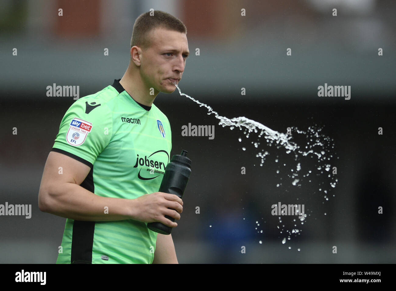 Luc Norris de Colchester United crache de l'eau - Ville d'Exeter v Colchester United, Sky Bet League Deux, St James Park, Exeter - 16 mars 2019 Editorial N'utilisez que des restrictions s'appliquent - DataCo Banque D'Images