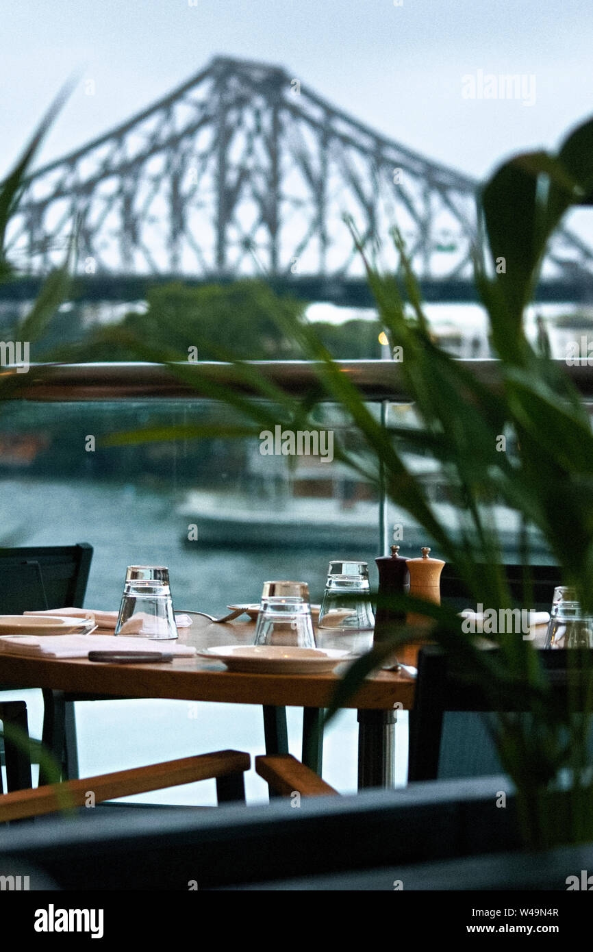 Café avec Brisbane Story Bridge en arrière-plan, Queensland, Australie. Banque D'Images