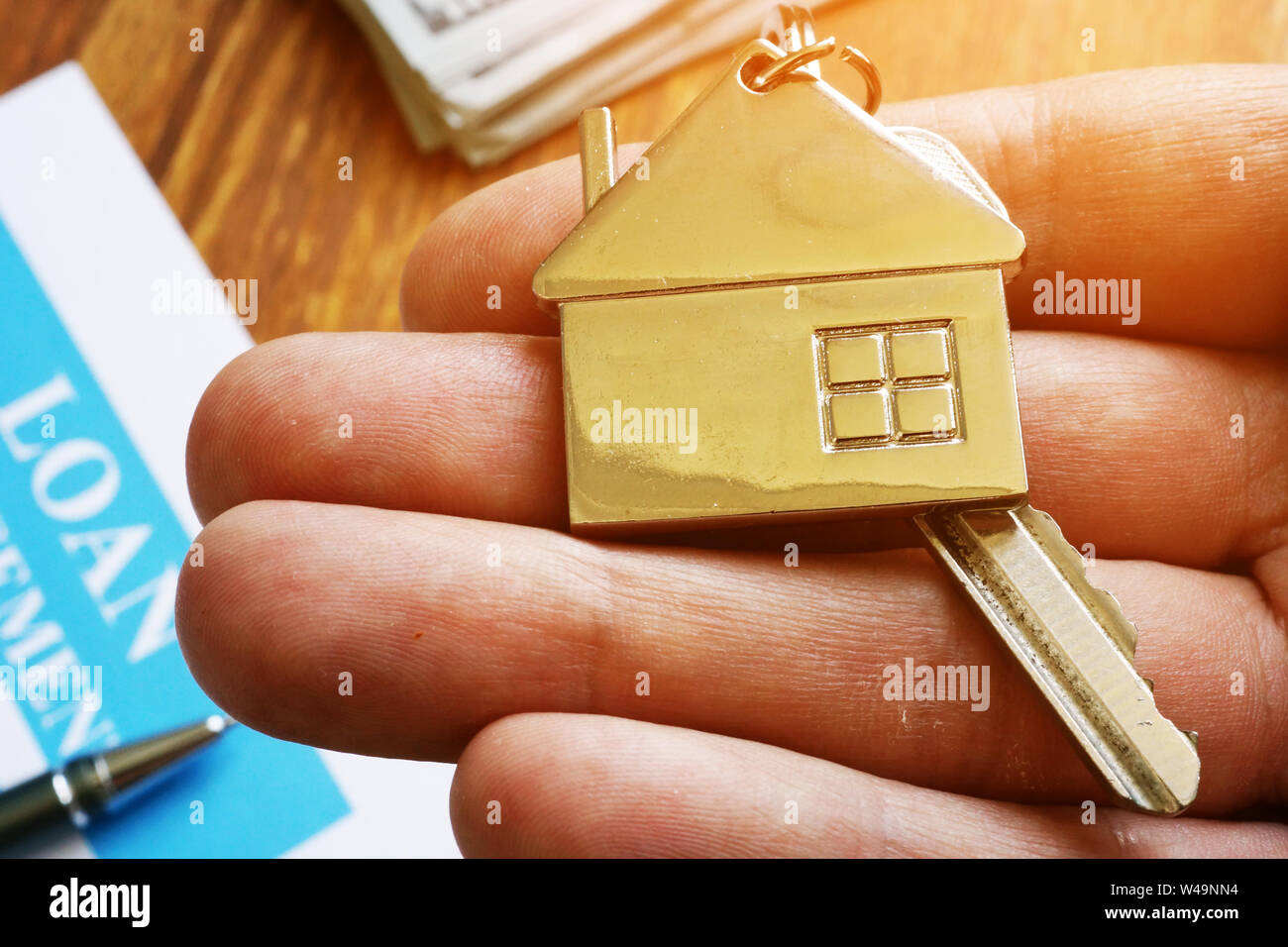 La main est maintenant la touche de propriété et contrat de prêt hypothécaire. Banque D'Images
