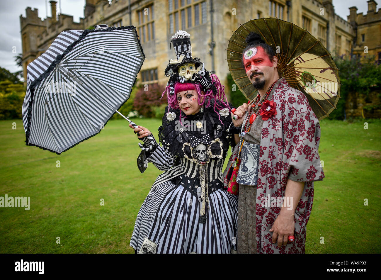 Fantasy fans Cecile Dubuis et Simon Hendley pendant le week-end à Fantasy Forest Château de Sudeley, Gloucestershire, où des centaines de personnes se sont réunies pour le week-end de célébrer tous les genres de la fantaisie. Banque D'Images