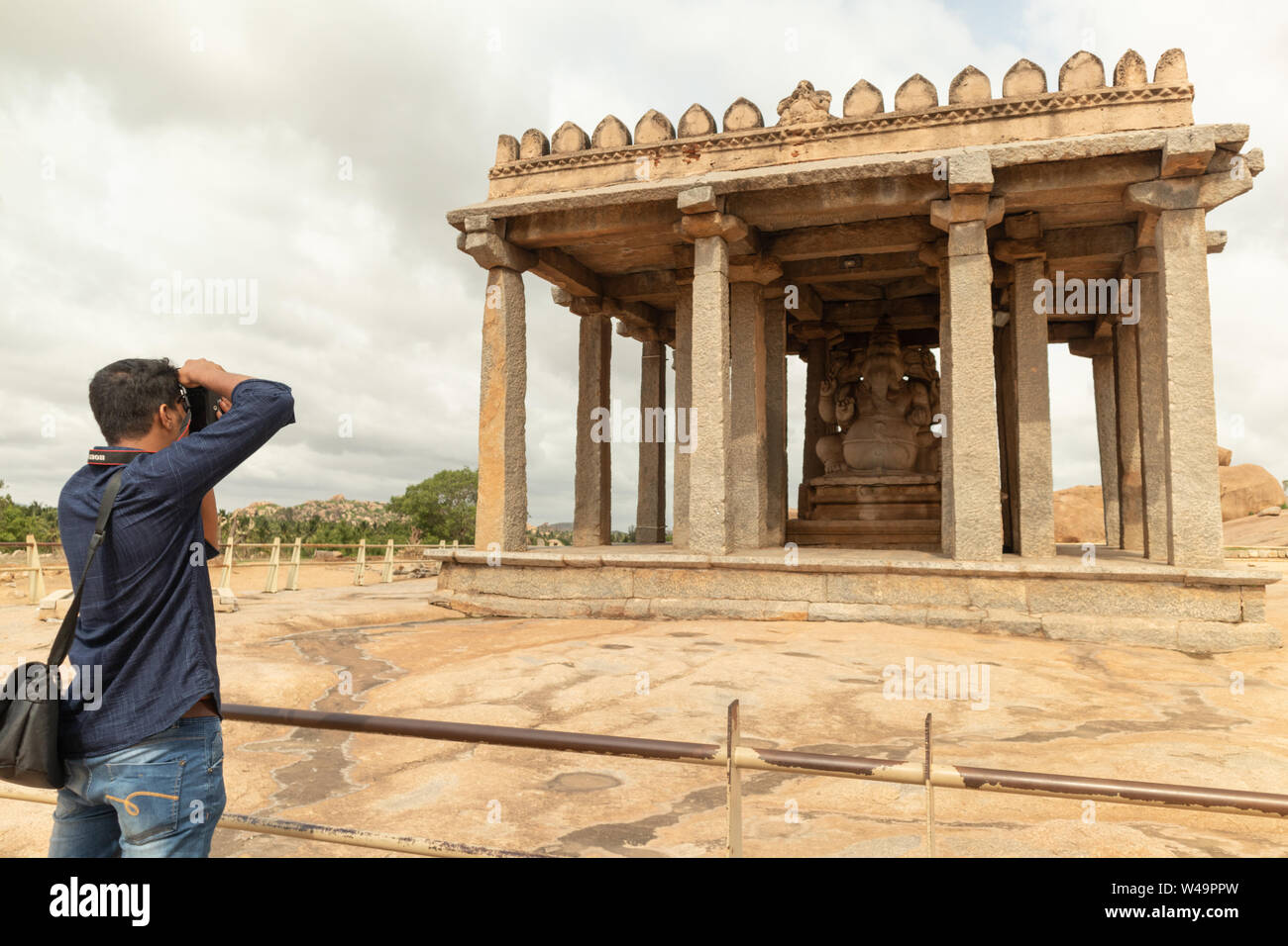 Hampi, en Inde le 8 juillet 2019 : Photographe de prendre la photo d'Sasivekalu saint temple Ganesha Dans Hampi, Karnataka, Inde Banque D'Images