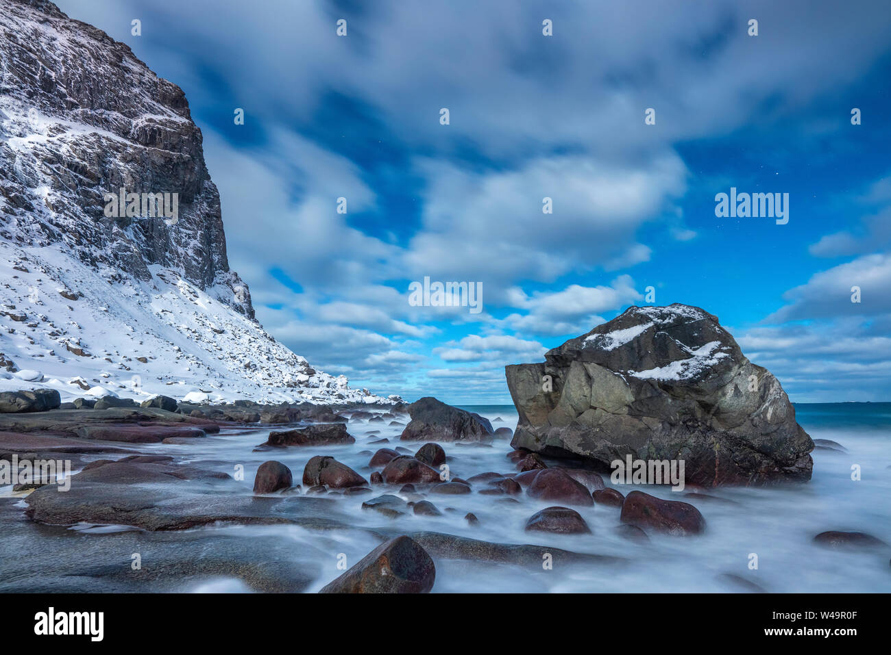 Uttakleiv Beach dans Moonlight, Vestvågøy, Lofoten, Norvège, Europe Banque D'Images