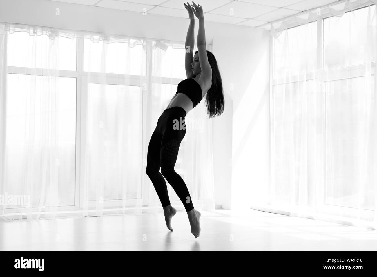 Belle Dame ballet contemporain Danse Danse en classe, l'espace libre Banque D'Images