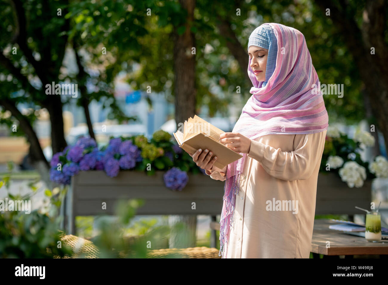 Jeune femme en hijab occasionnels à l'extérieur par le biais d'adresses Banque D'Images