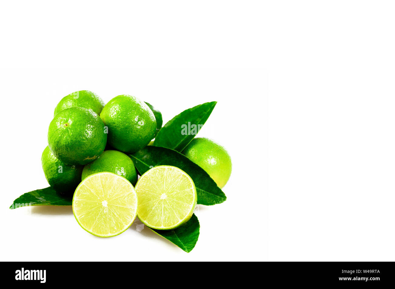 Organique sans pépins fruits lime (Citrus aurantifolia) isolé sur fond blanc. Banque D'Images