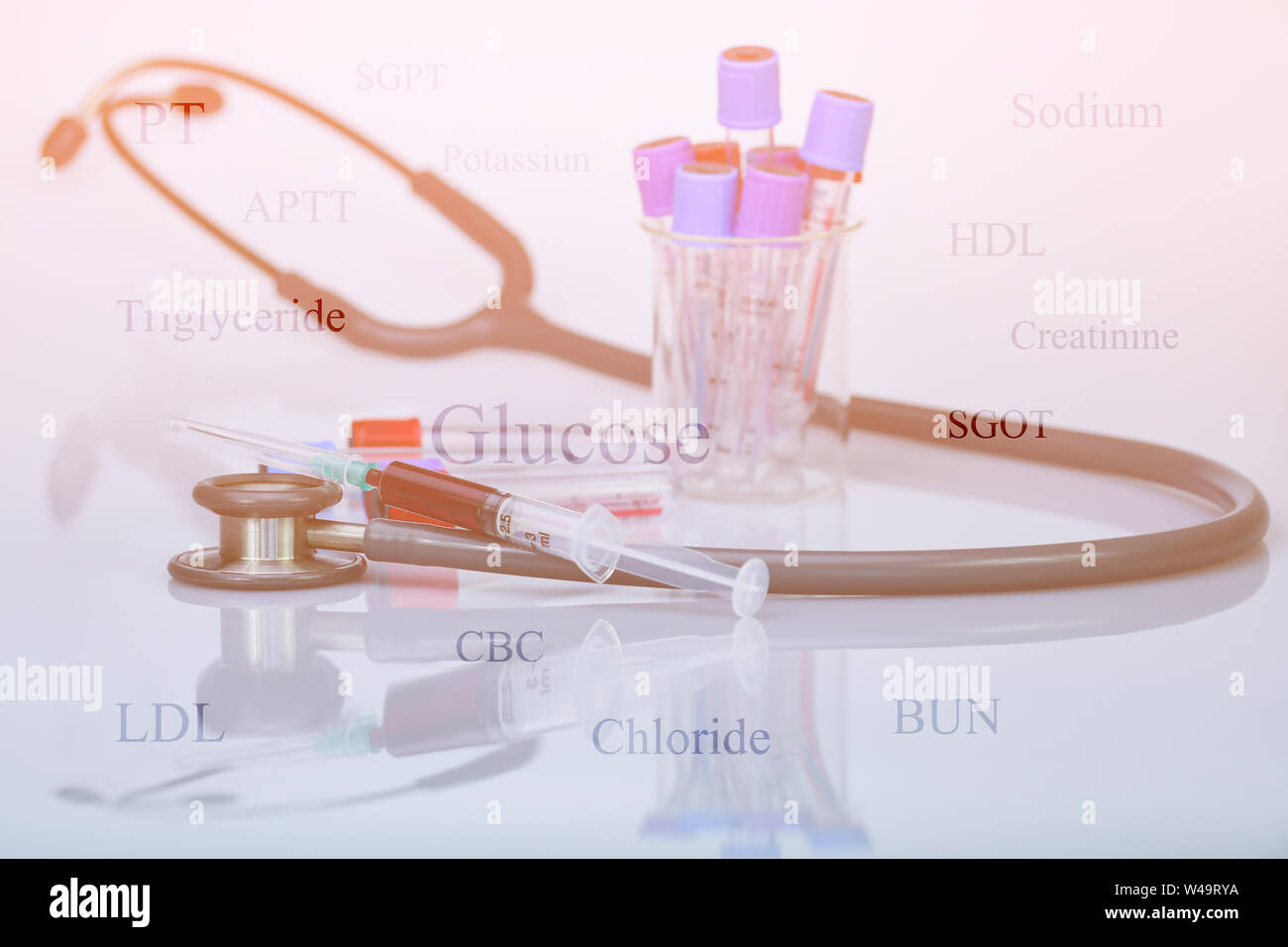Stéthoscope, sang dans la seringue et le tube de prélèvement sanguin dans le concept de la santé check up par le sang le diagnostic. Banque D'Images
