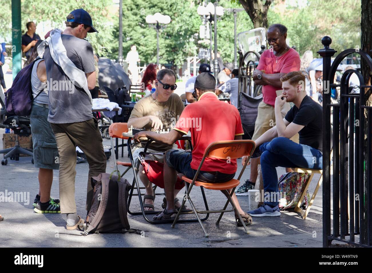 Une petite foule de regarder un match d'échecs publics dans l'Union Square, connu pour ses prostitués d'échecs Banque D'Images