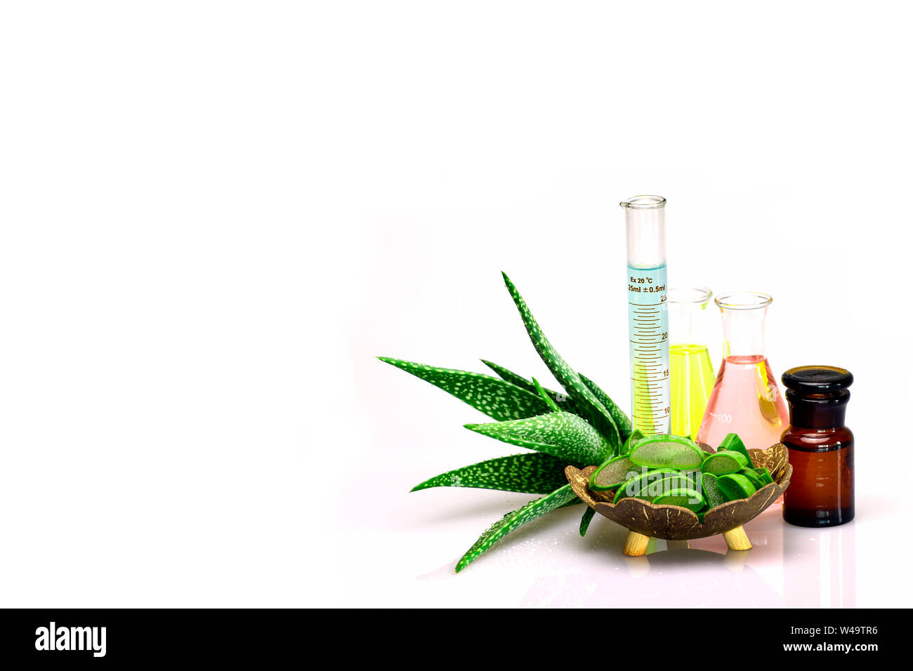 Gel d'aloe vera, huile essentielle, extrait de plantes et de vitamines, la recette secrète pour le visage, de la peau et des cheveux la thérapie anti-agining affichée sur white Banque D'Images