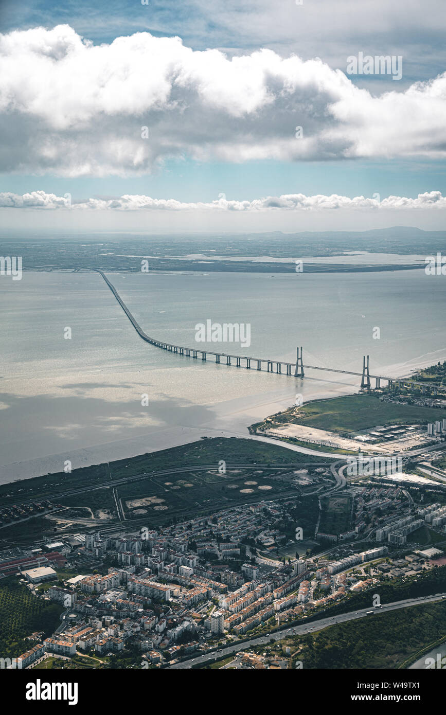 Panorama de l'antenne vue sur le pont 25 de Abril. Le pont est reliant la ville de Lisbonne à la municipalité d'Almada sur la rive gauche de la Banque D'Images