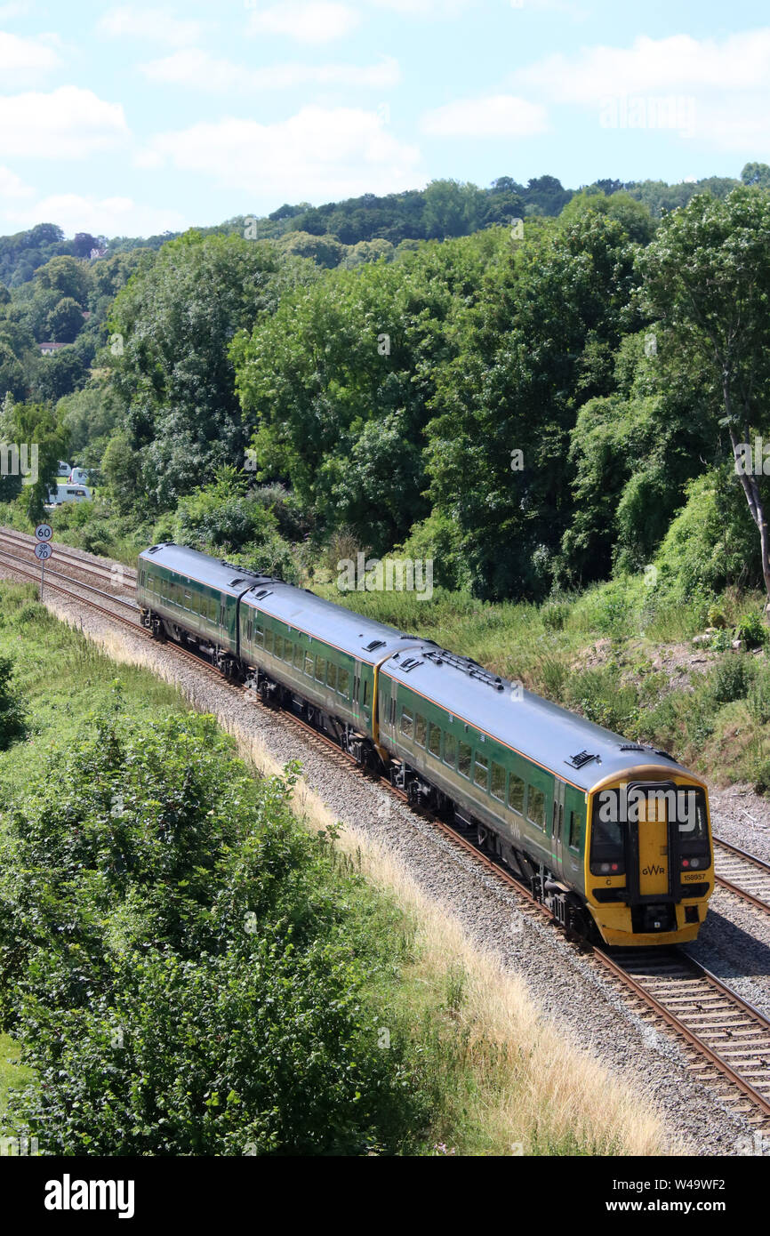 Class 158 dmu sprinter express train, GWR livrée, dans la campagne près de Limpley Stoke dans la vallée d'Avon avec express train de voyageurs le 15 juillet 2019. Banque D'Images