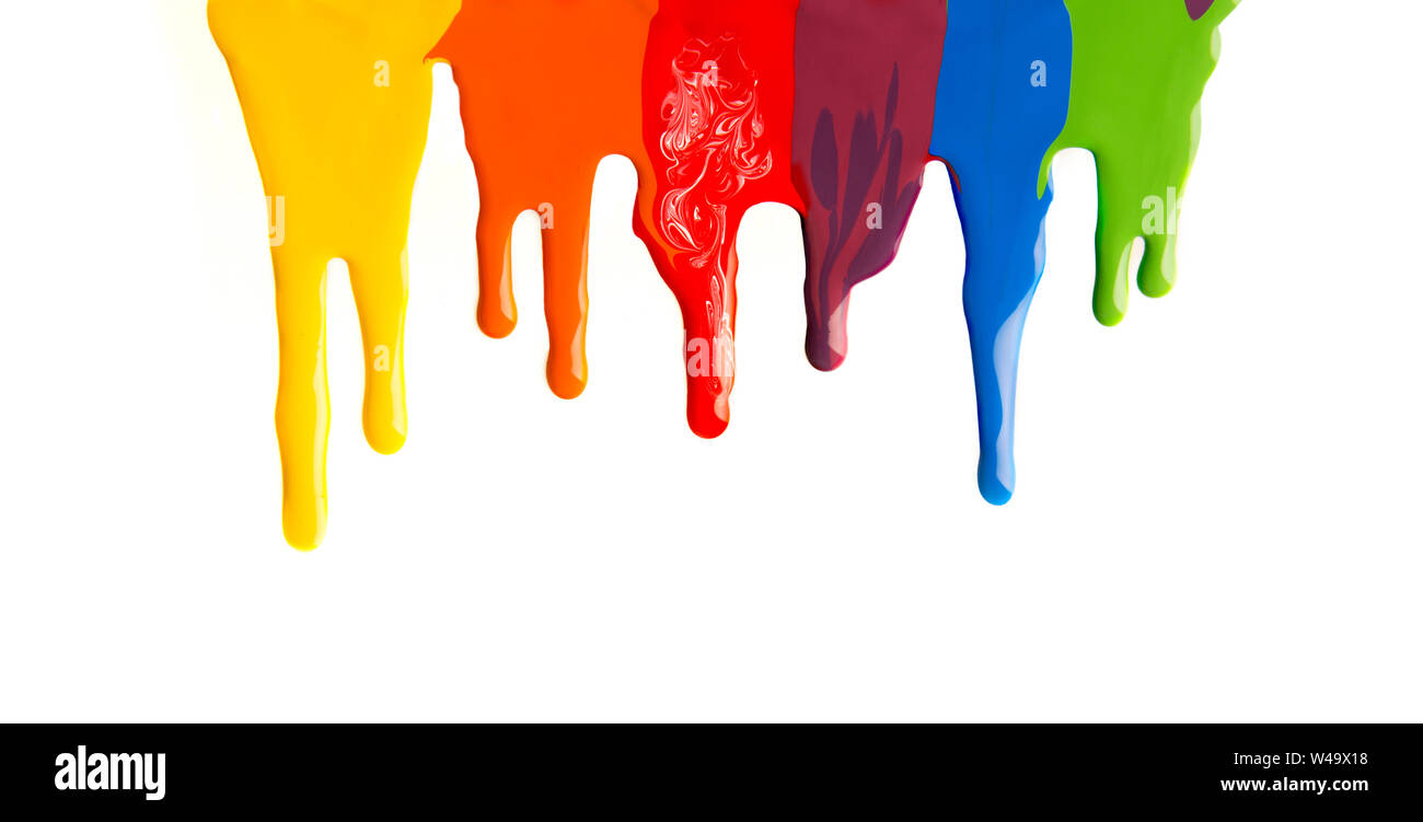 Les taches de peinture aux couleurs vives qui s'écoule de la partie supérieure sur fond blanc Banque D'Images