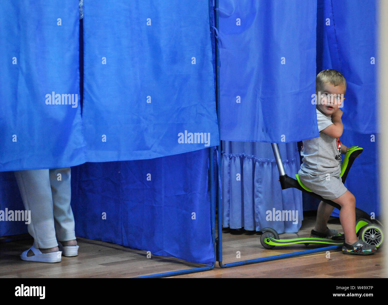 Kiev, Ukraine. 21 juillet, 2019. Un électeur à l'intérieur d'une cabine de vote au bureau de vote lors de l'élection du parlement en KievUkrainian les élections parlementaires, qui devait avoir lieu à la fin du mois d'octobre, ces élections ont été mises de l'avant après nouvellement inauguré Président Vladimir Zelensky dissous le parlement le 21 mai 2019, lors de son inauguration. Credit : SOPA/Alamy Images Limited Live News Banque D'Images