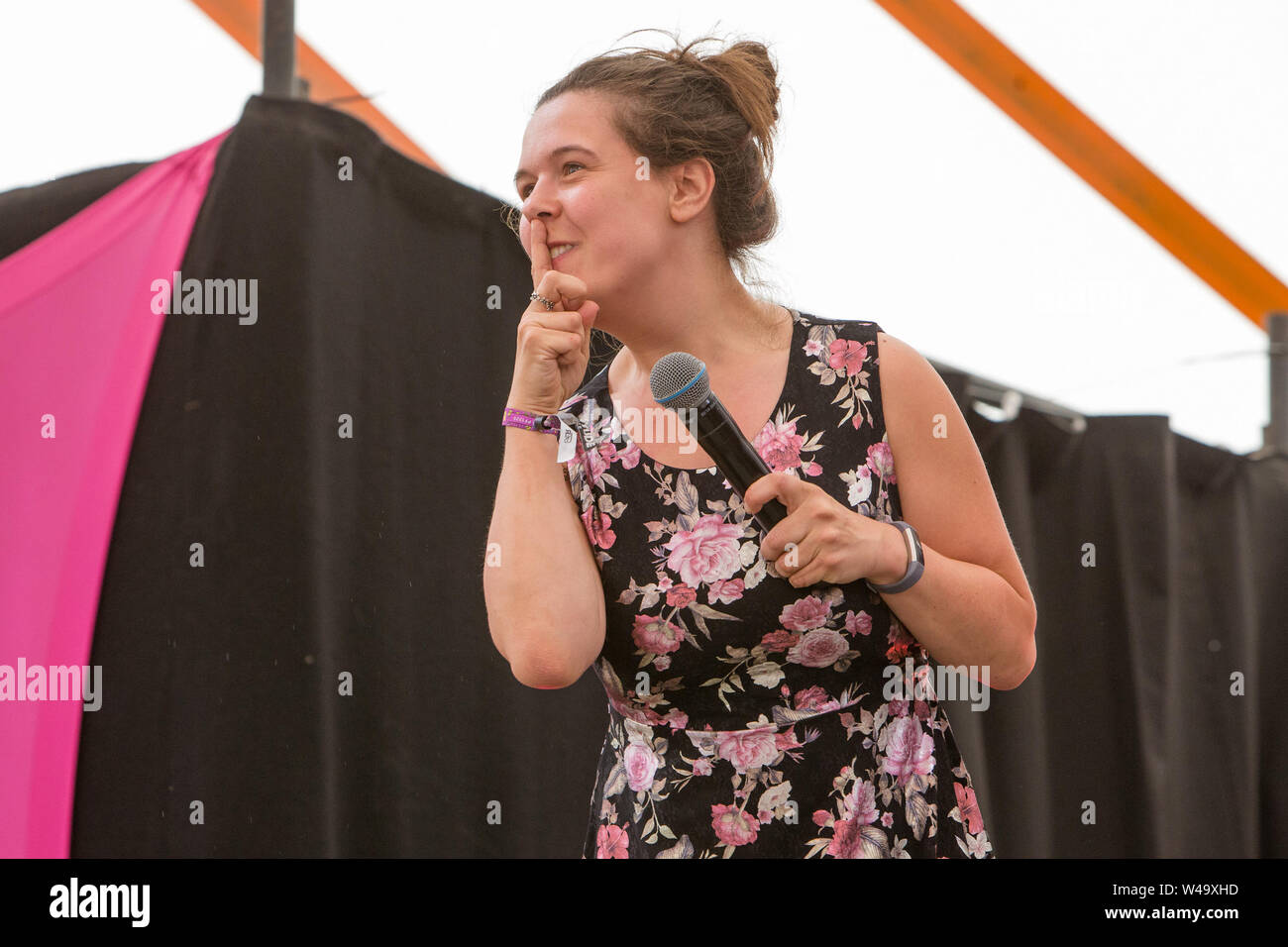 Southwold, UK. 20 juillet, 2019. L'humoriste Rosie Jones effectue vit sur scène au Henham Park pendant le Festival Latitude à Southwold, Suffolk. Credit : SOPA/Alamy Images Limited Live News Banque D'Images