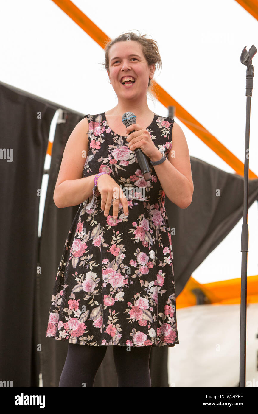 Southwold, UK. 20 juillet, 2019. L'humoriste Rosie Jones effectue vit sur scène au Henham Park pendant le Festival Latitude à Southwold, Suffolk. Credit : SOPA/Alamy Images Limited Live News Banque D'Images