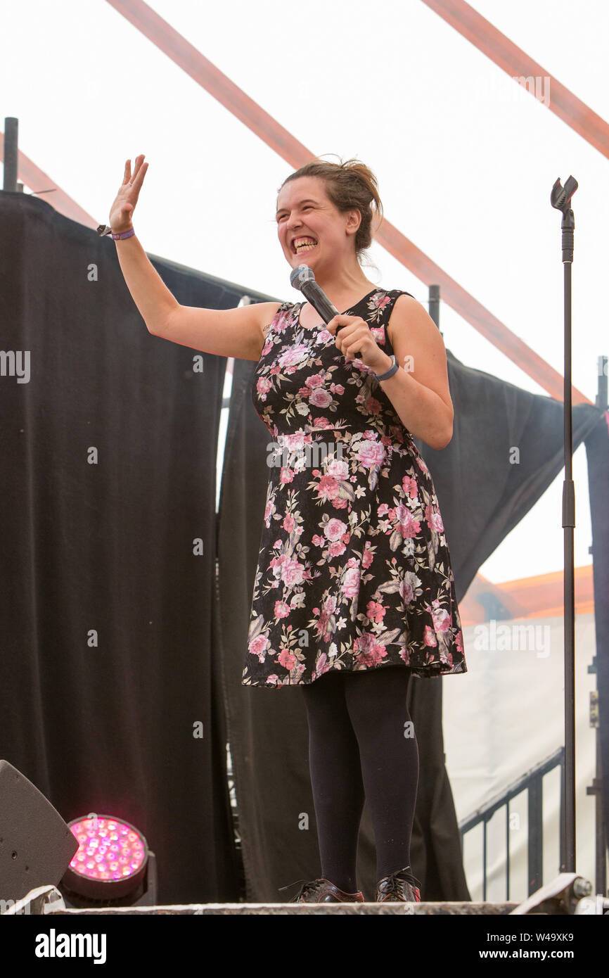 Southwold, UK. 20 juillet, 2019. L'humoriste Rosie Jones effectue vit sur scène au Henham Park pendant le Festival Latitude à Southwold, Suffolk. Credit : SOPA/Alamy Images Limited Live News Banque D'Images