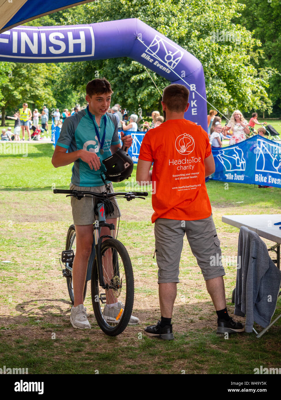 Cambridge, UK. 21, juillet 2019. Un jeune obtient sa médaille à l'arrivée de la Cambridge Londres à vélo. Crédit : Alex Skinner/Alamy live news Banque D'Images