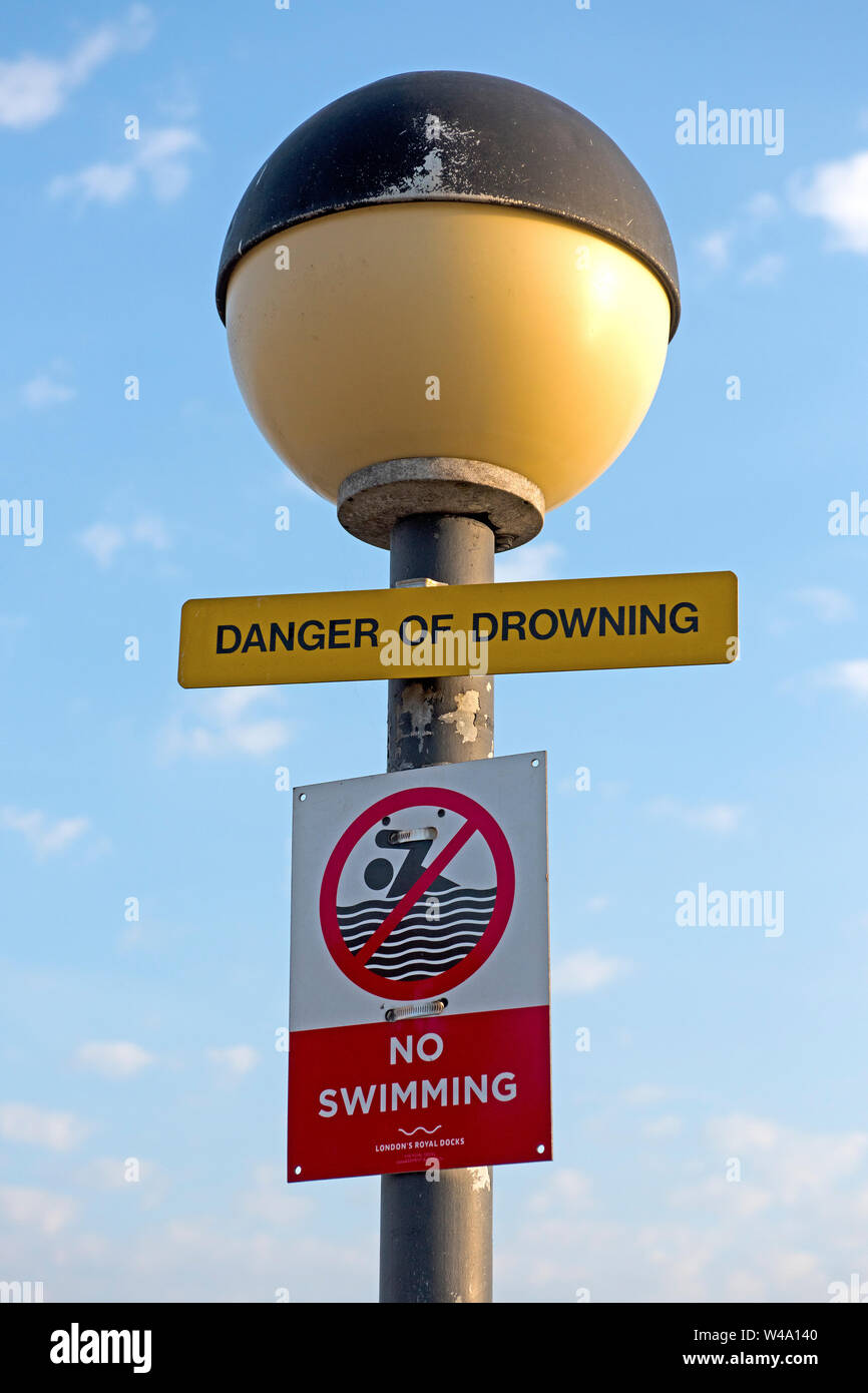 Les panneaux indiquent au public de ne pas nager dans les Royal Docks à Londres, au Royaume-Uni Banque D'Images