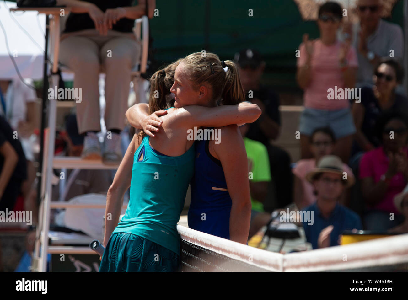 Lausanne, Suisse. 21 juillet, 2019. Fiona Ferro de France prendre dans ses bras, Alizé Cornet de la France à la fin du match de la finale du simple dames au Ladies Open Lausanne 2019, WTA Crédit : Eric Dubost/Pacific Press/Alamy Live News Banque D'Images