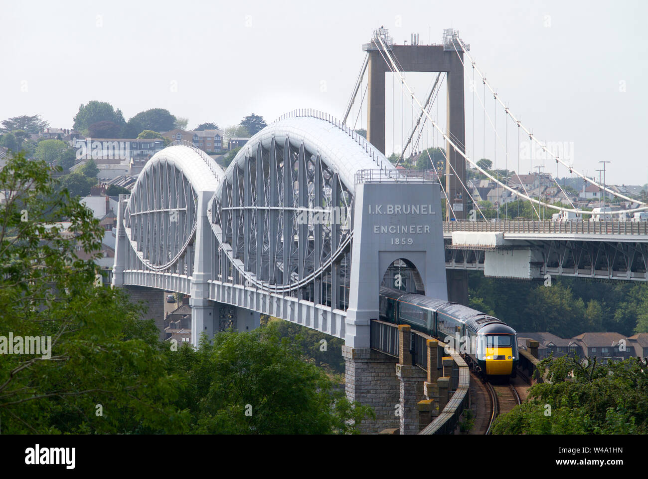 Une formation courte de la Great Western Railway TVH avec véhicules 43122 et 43016 theRoyal traversée du pont Albert à Saltash le 29 juin 2019. Banque D'Images