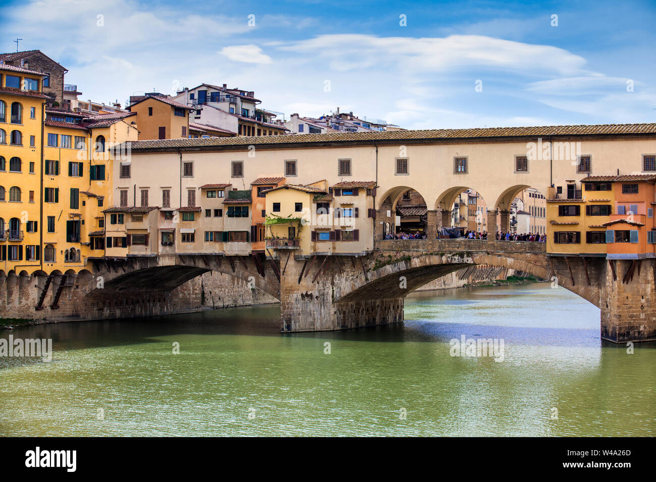 Vieux pont médiéval en pierre un tympan fermé arcs surbaissés de pont sur l'Arno à Florence Banque D'Images