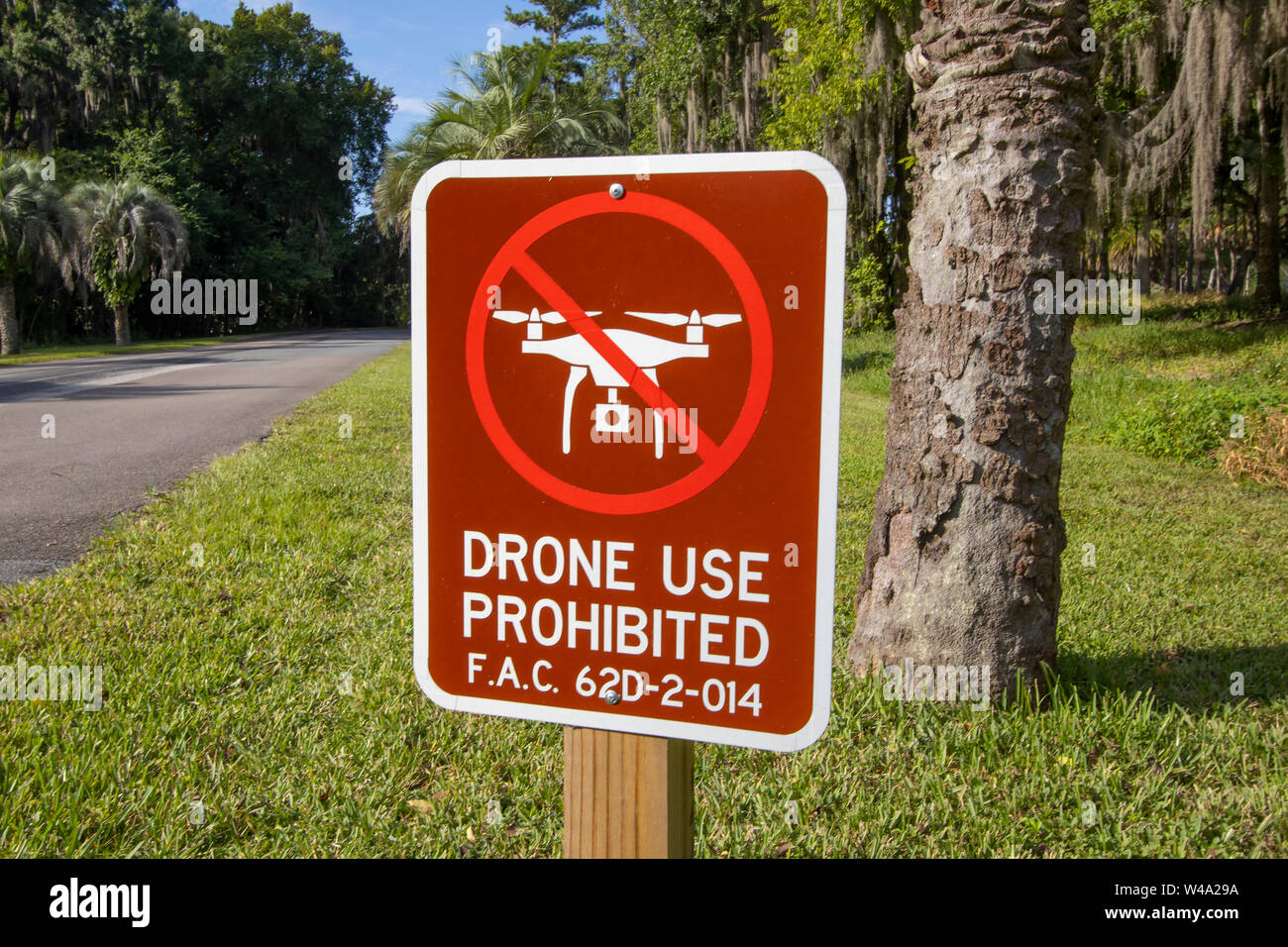 Un panneau d'avertissement dans un parc d'État de Floride interdisant l'exploitation des aéronefs de drones Banque D'Images