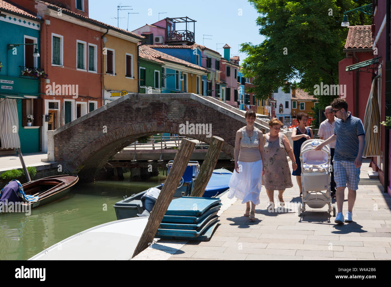 Famille de sortir pour une promenade du dimanche par le canal Rio Terranova, Fondamenta Cao di Rio une Sinistra, Burano, lagune de Venise, Vénétie, Italie Banque D'Images