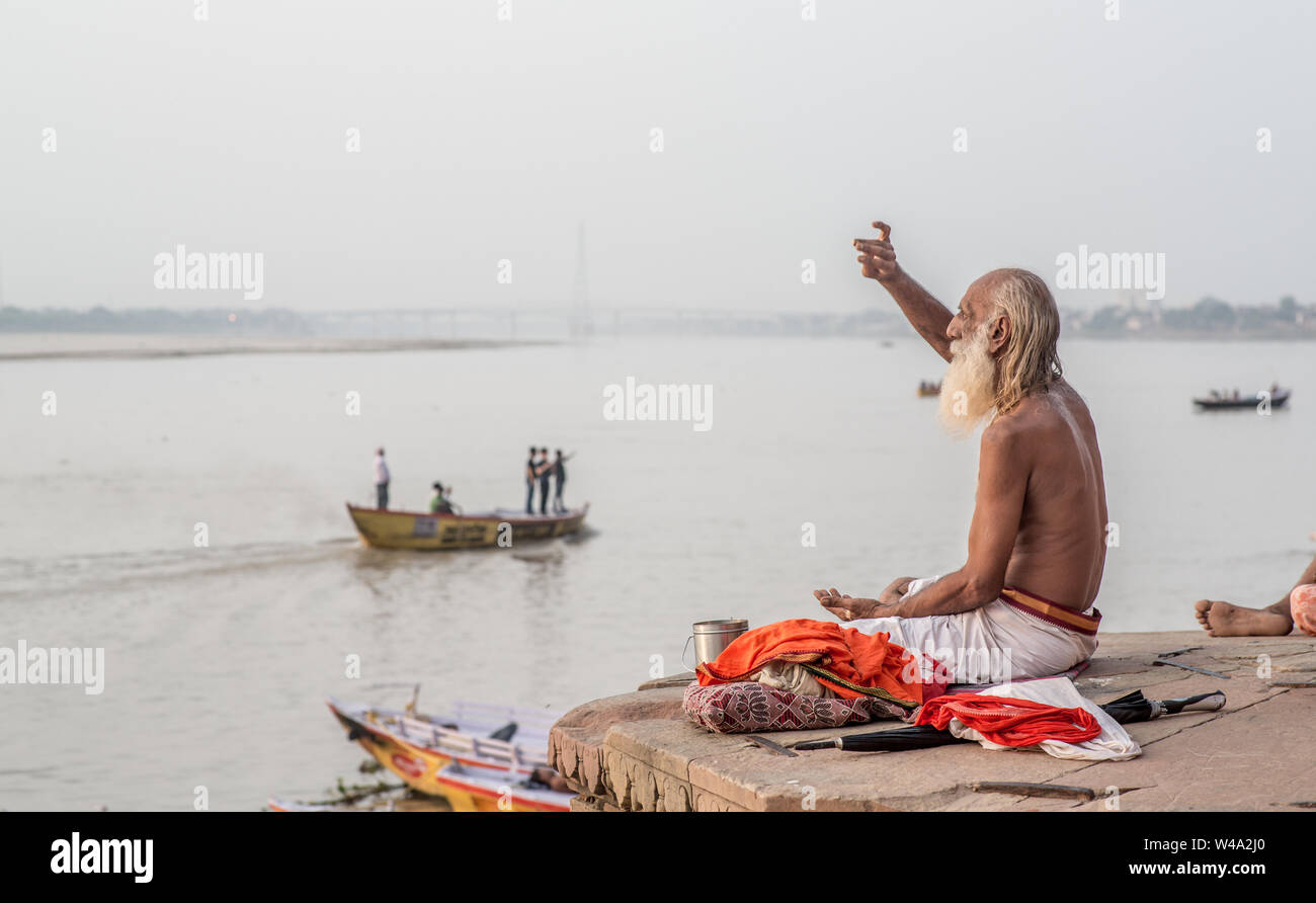 Un homme d'effectuer les rituels hindous le matin dans la ville sainte à côté du Gange. Banque D'Images