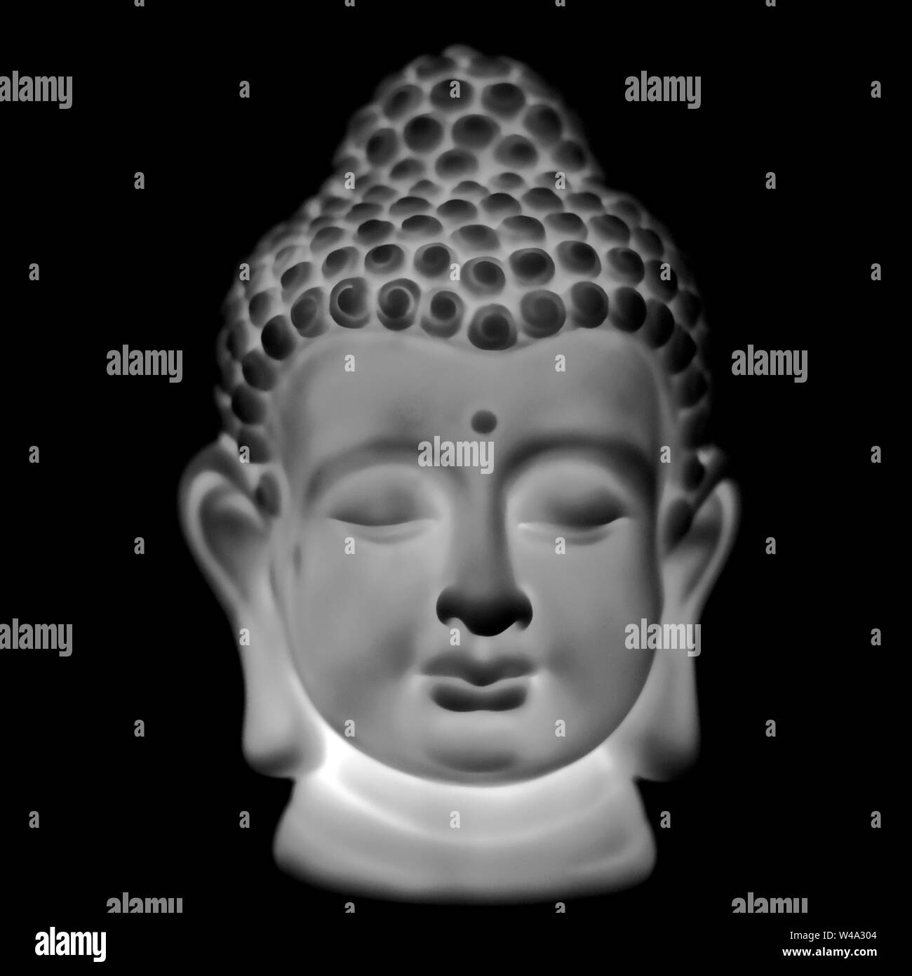 Tête de Bouddha statue sur un fond noir Banque D'Images