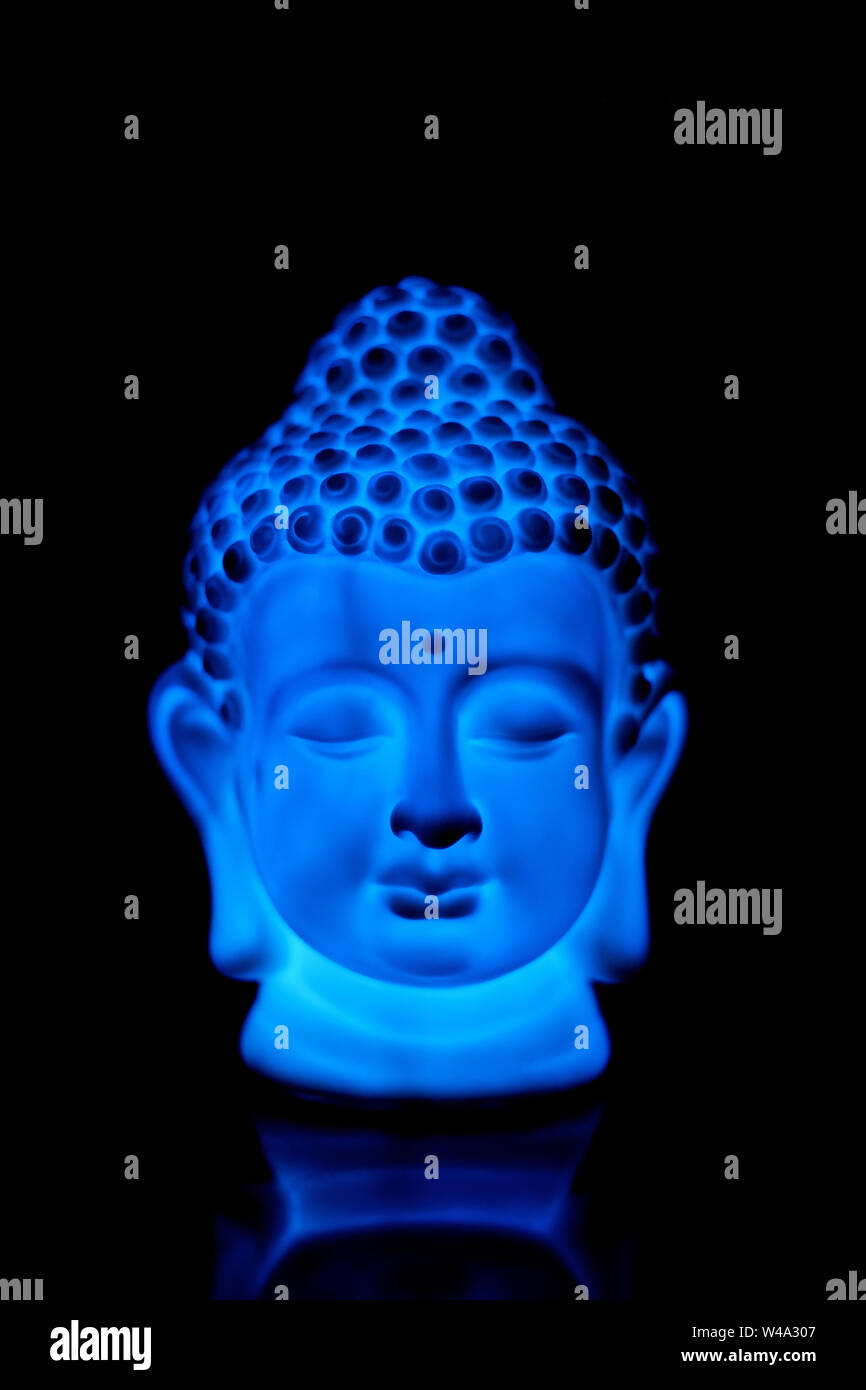 Tête de Bouddha Statue en lumière bleue Banque D'Images