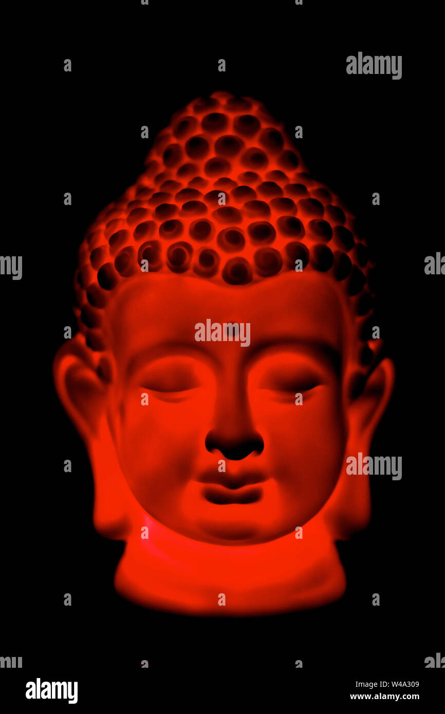 Tête de Bouddha du prince en lumière rouge Banque D'Images