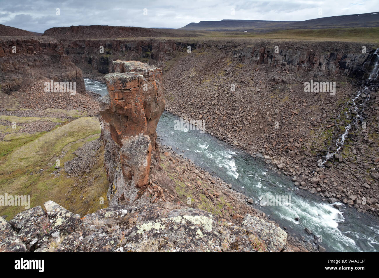 Pilier rocheux et vue spectaculaire sur le Canyon avec ciel orageux et la rivière Oran en contrebas au crépuscule Banque D'Images