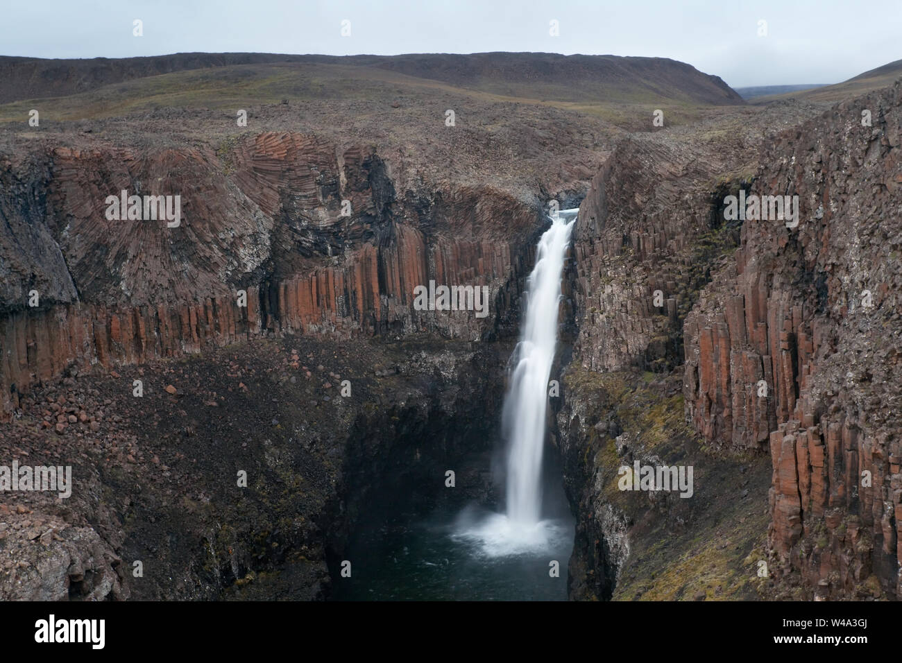 Rivière Oran, chute d'eau majestueuse en cascade dans le canyon accidenté entouré de montagnes dans le plateau de Putorana, au nord de la Russie, réserve naturelle de Putoranskiy. Banque D'Images