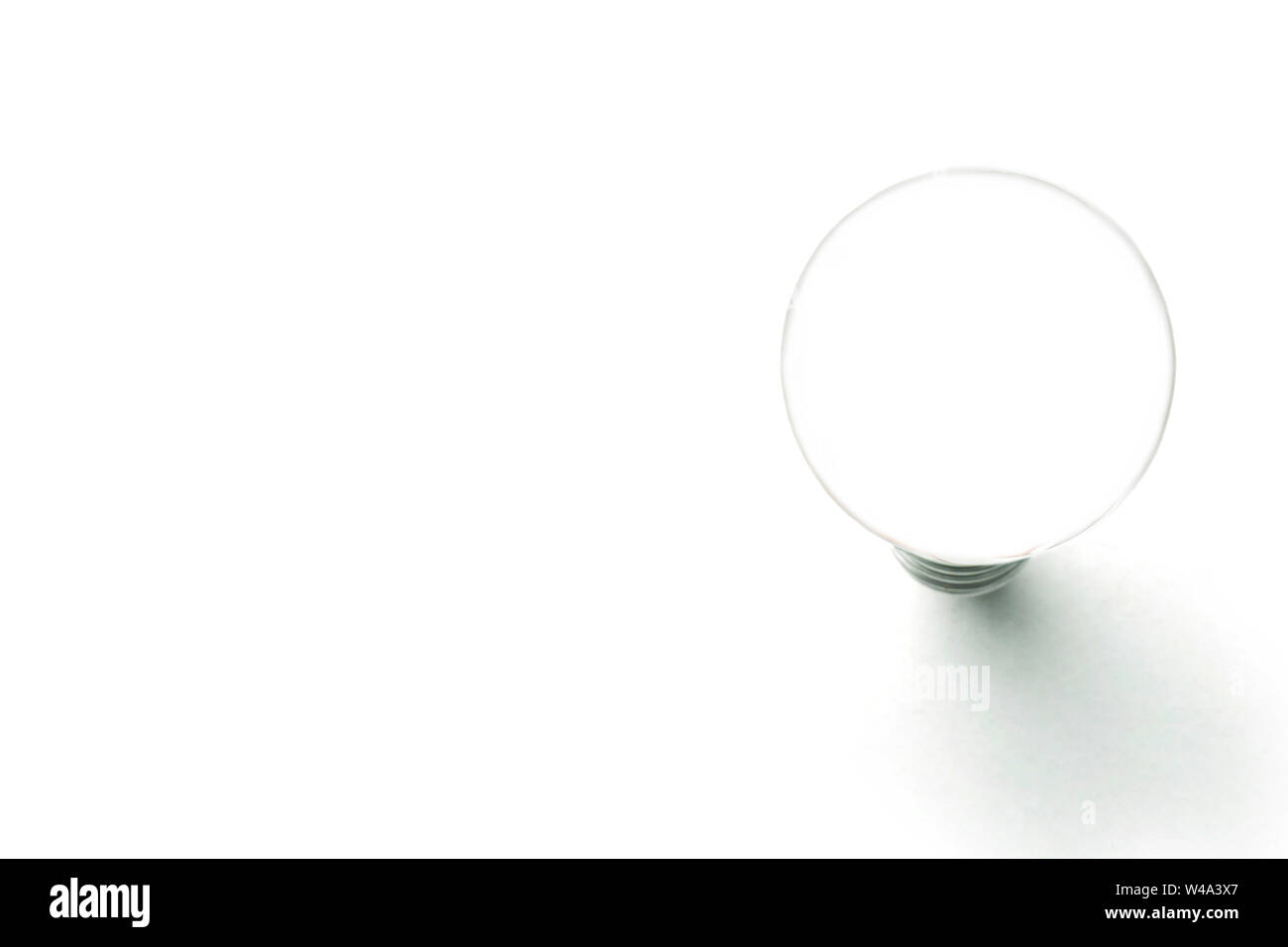 Light bulb on white Banque D'Images