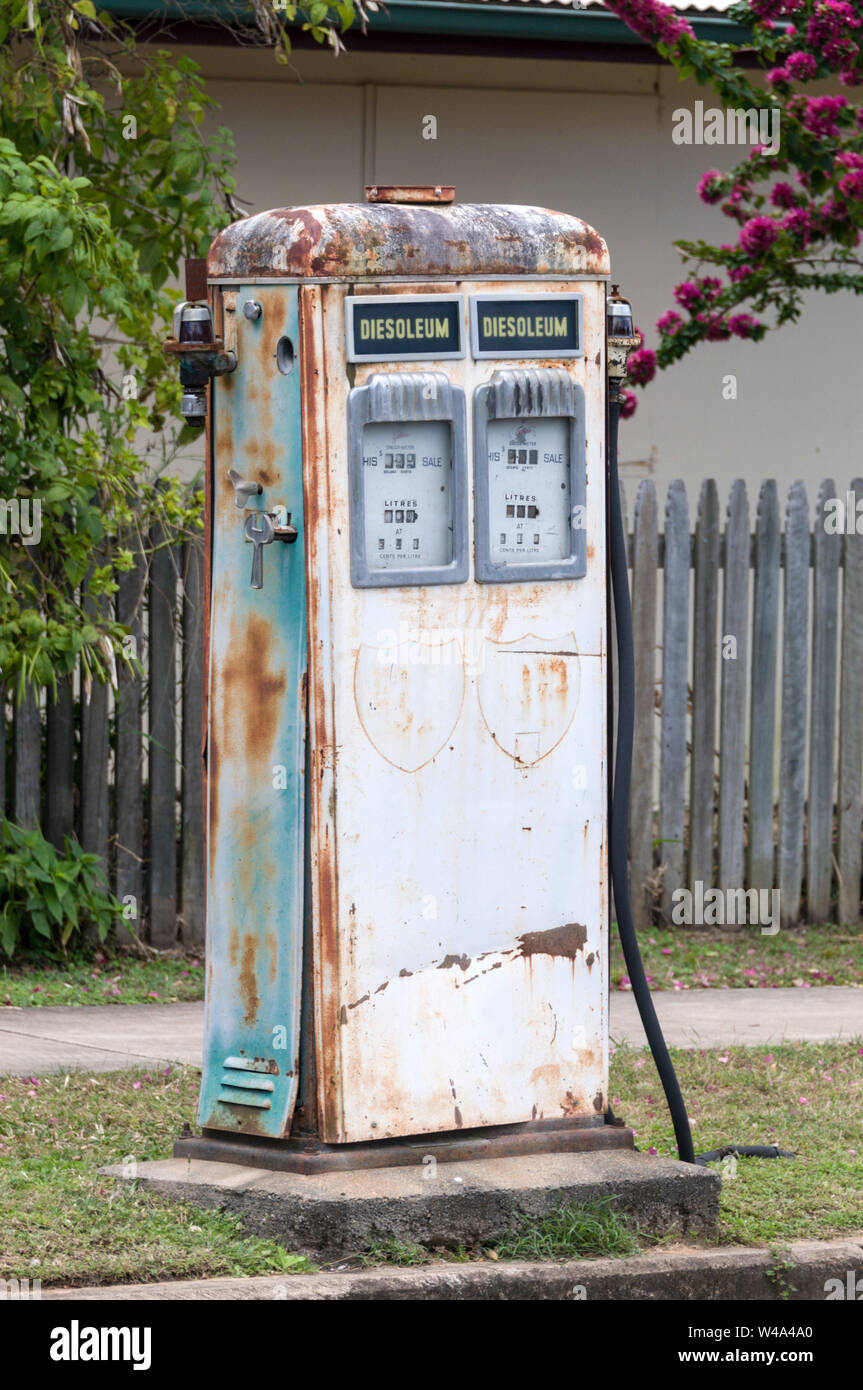 Rusty un vieux désaffectée à côté de la pompe à carburant dans le pic des bas dans l'autoroute Nebo village de Queensland, Australie Banque D'Images