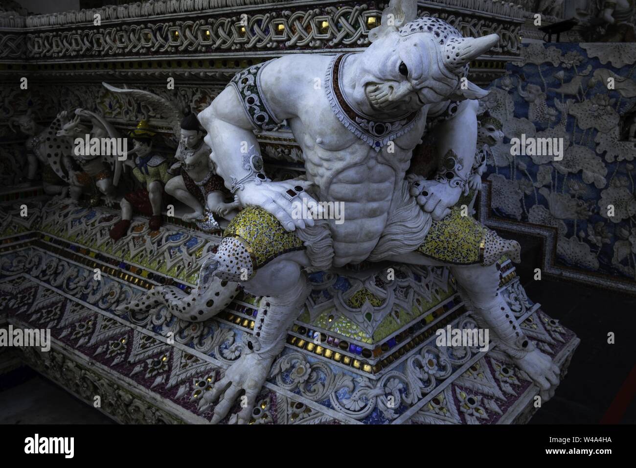 Gros plan d'une statue dans un temple de Wat Pariwat, Bangkok, Thaïlande Banque D'Images