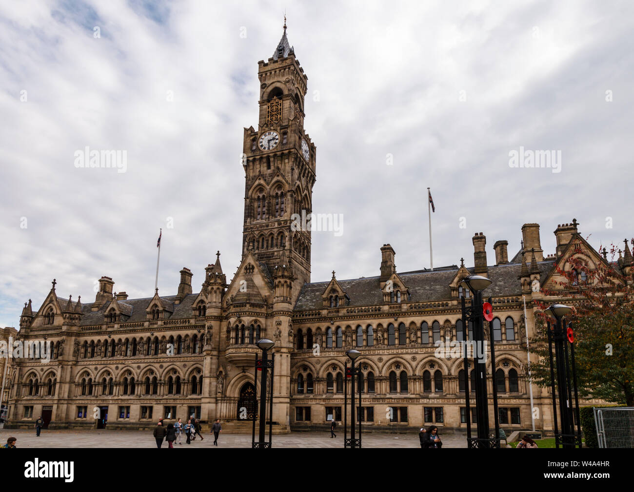 Bradford City Hall avec la piscine miroir à l'avant-plan, Centenary Square, Bradford, Royaume-Uni Banque D'Images