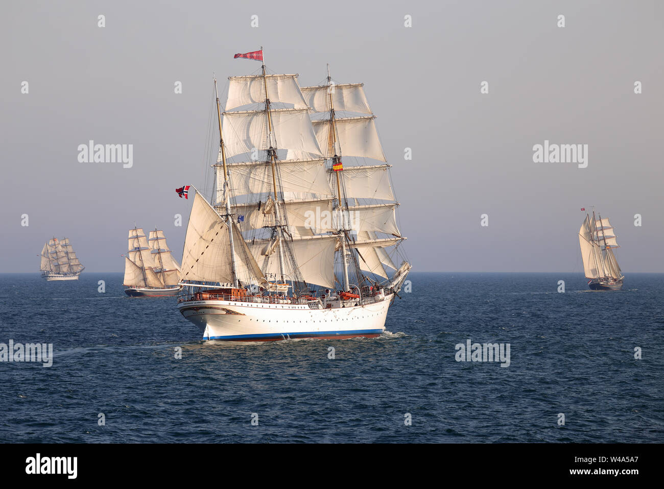 Statsraad Lehmkuhl en mer sous le soleil du soir accompagné par trois autres navires. Tall Ships Races 2016, Madrid, Espagne Banque D'Images