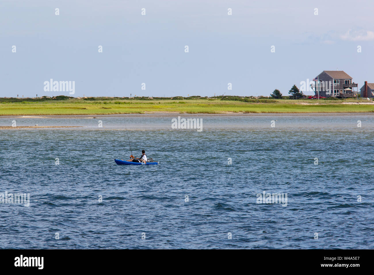 La kayakiste bien préparée pour une journée de pêche dans la baie de Plymouth, MA Banque D'Images