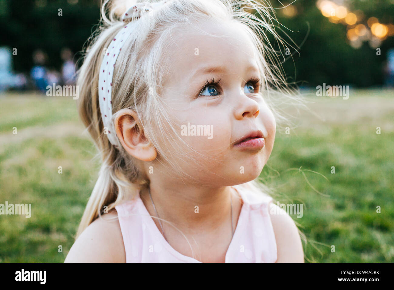 Portrait de tout-petit enfant avec de grands yeux adorables Banque D'Images