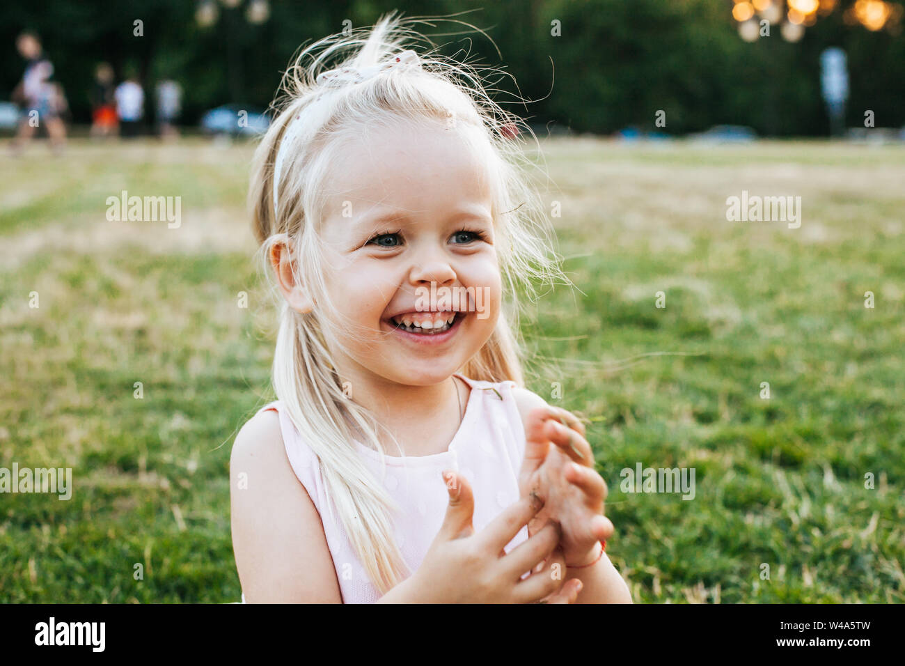 Belle blonde girl bénéficie d'été dans le parc Banque D'Images